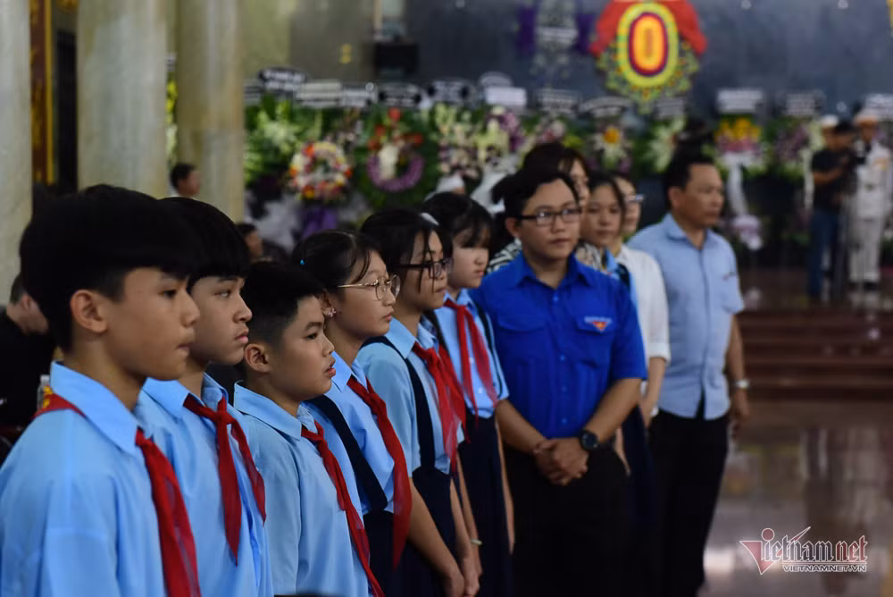 Các em học sinh đến tiễn đưa ông Bảy A (Ảnh: Vietnamnet).