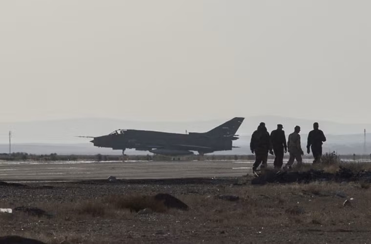 Kể từ năm 2011 tới nay, máy bay ném bom Su-22M4 và các chiến đấu cơ khác của Không quân Syria dù hứng chịu nhiều tổn thất nhưng tới nay lực lượng này vẫn hàng ngày, 24/24 giờ thực hiện nhiều phi vụ không kích phiến quân IS. Ảnh: Máy bay Su-22M4 chuẩn bị xuất kích từ căn cứ ở Homs.