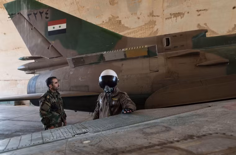Phi công Syria kiểm tra máy bay trước giờ cất cánh.
