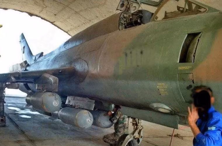 Ảnh: Mỗi chiếc Su-22M4 mang đến 6 quả bom nhiệt áp ODAB-500PMV có sức hủy diệt lớn và hai thùng nhiên liệu phụ treo ở giá ngoài trên cánh. Loại bom này rất hữu dụng trong quân sự vì khả năng gây sát thương cao cũng như công phá các công sự chắc chắn, hay phương tiện cơ giới giáp nhẹ mà bình thường sẽ phải sử dụng các loại vũ khí chuyên dụng cho sát thương hoặc công phá.