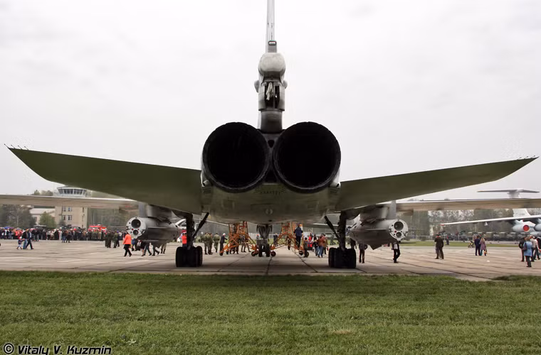 Với hai động cơ phản lực NK-25, Tu-22M3 đạt tốc độ tối đa đến 2.303km/h (Mach 1,88), đưa nó trở thành máy bay ném bom chiến lược nhanh thứ 2 trên thế giới. Còn ngôi vị số 1 thuộc về máy bay ném bom siêu thanh Tu-160 - "anh em" của Tu-22M3. Máy bay ném bom siêu âm B-1B Lancer của Mỹ chỉ lấy được vị trí số 3 với tốc độ Mach 1,2.