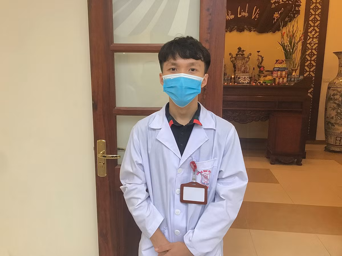 Bạn Bùi Danh Thế (sinh viên năm 3 Đại học Y Hà Nội) cho biết: "Mình cùng các sinh viên trong trường đã đến đây từ sớm để hỗ trợ công tác chuẩn bị cho chương trình. Buổi lễ hôm nay giúp sinh viên chúng mình có cơ hội để tri ân, bày tỏ lòng biết ơn sâu sắc đến những người thầy thầm lặng và người nhà của họ".