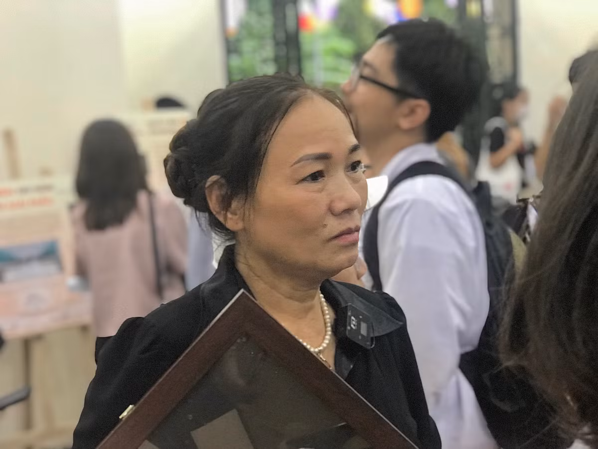 Bác Đào Thanh Hương (60 tuổi, mẹ của người hiến) tâm sự: "Duy là con trai thứ 2 của tôi (19 tuổi, bị ung thư gan). Trước khi mất, cháu có nguyện vọng là hiến thân thể cho Y học. Duy nói đã nhận được nhiều đặc ân nhưng vẫn chưa làm được gì cho xã hội nên muốn thi thể của mình có thể giúp ích. Hôm nay, nhiều bạn sinh viên nói với tôi rằng khi được học với thân thể của Duy các em thấy yêu bộ môn này hơn vì Duy rất đẹp. Tôi cảm thấy gần gũi khi bác sĩ nói Duy cũng là đồng nghiệp của họ. Tôi rất tự hào về con mình và không ân hận vì để con hiến xác".