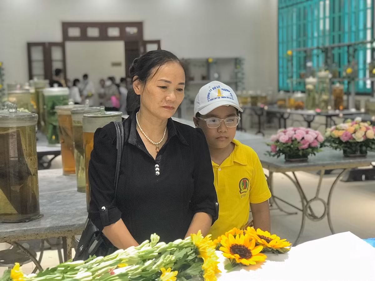 “Xác của người hiến Phạm Quang Duy đã được Viện Giải phẫu Đại học Y Hà Nội trao trả cho người nhà nhưng khi đứng trước những người đã cống hiến vì khoa học như con trai mình, mẹ của Duy vẫn không kìm được xúc động”.
