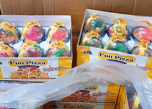 Gần 34.000 gói bánh kẹo, mực khô không rõ nguồn gốc bị tạm giữ: Mới đây, Công an tỉnh Quảng Nam kiểm tra nhà phân phối bánh kẹo Dũng Oanh (trú tại thôn Tú Mỹ, xã Bình Tú, huyện Thăng Bình, tỉnh Quảng Nam) do bà Trần Thị Kiều Oanh làm chủ, phát hiện gần 34.000 sản phẩm bánh kẹo, thực phẩm có nhãn bằng tiếng nước ngoài. Trong đó có hơn 13.320 gói bánh Fun Pizza loại 16g, hơn 20.400 gói mực khô loại 12g nhãn hiệu Squid Silk, không có hóa đơn, chứng từ chứng minh rõ nguồn gốc. Công an Quảng Nam đã niêm phong, tạm giữ toàn bộ số hàng hóa này để xử lý theo quy định pháp luật.