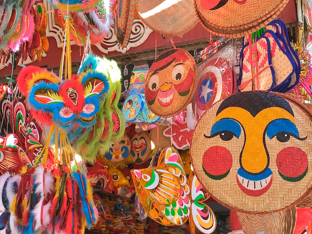 Đồ chơi Trung thu phong phú, đa dạng với nhiều mặt hàng truyền thống, như: Đèn ông sao, đén ông sư, trống, đèn lồng, mặt nạ, đầu sư tử…