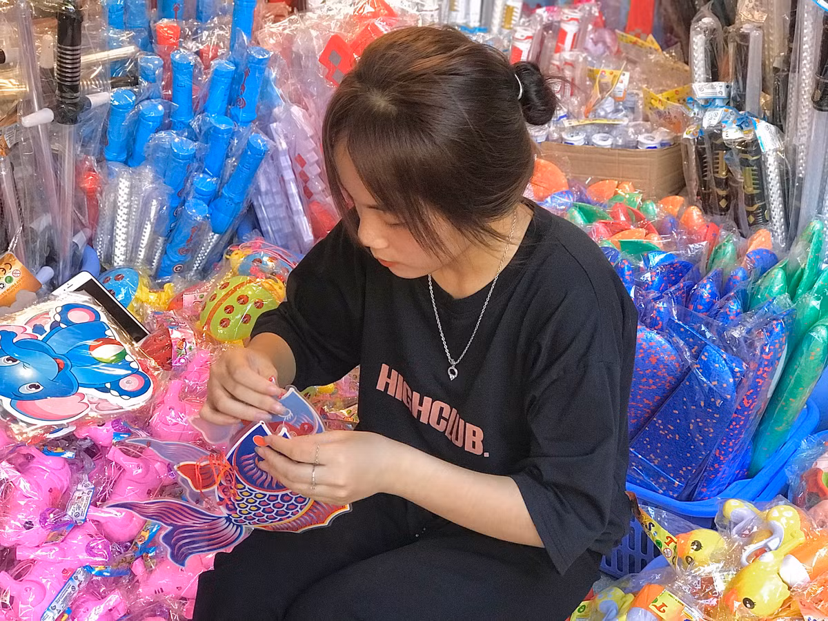 Nhân viên các cửa hàng tất bật chuẩn bị hàng dịp Trung thu.