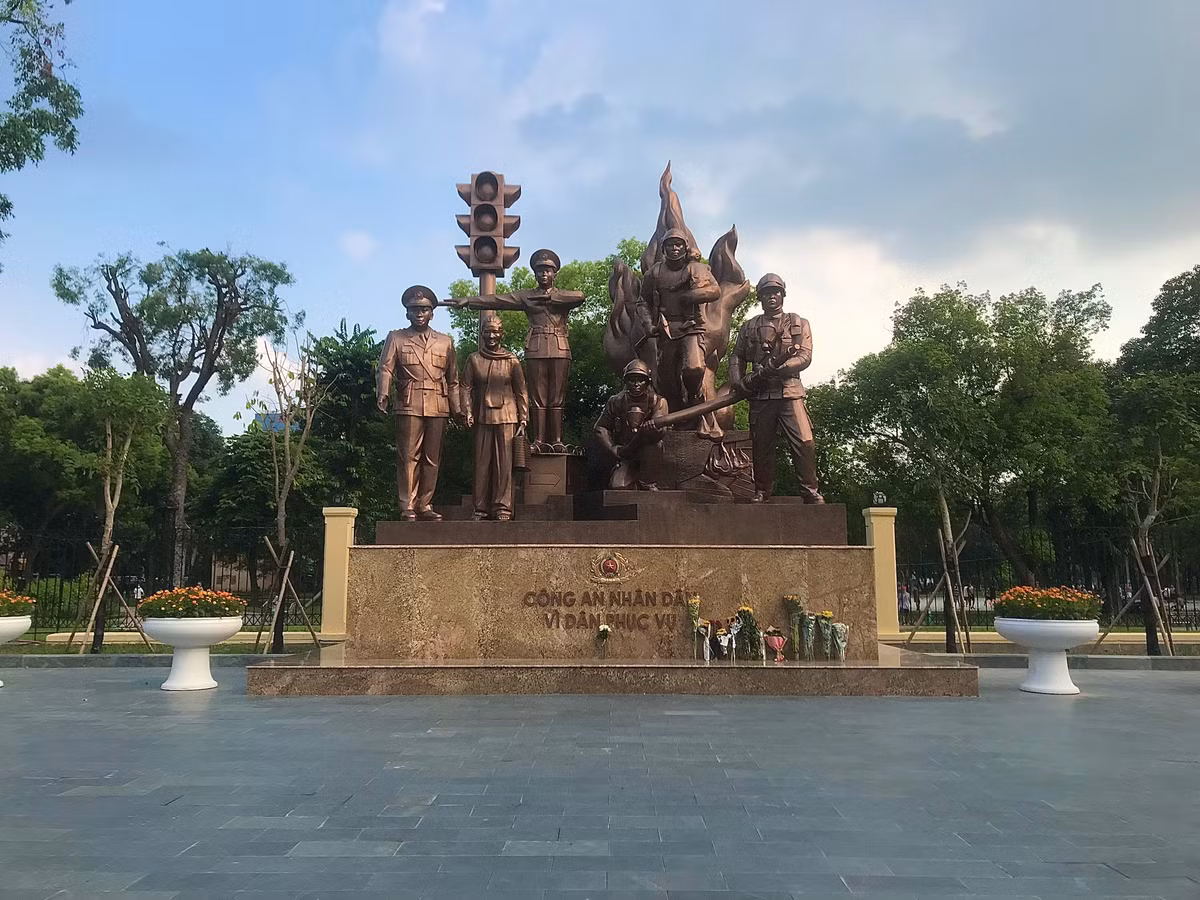 Nguoi dan xuc dong dat hoa tuong niem 3 chien si PCCC hy sinh