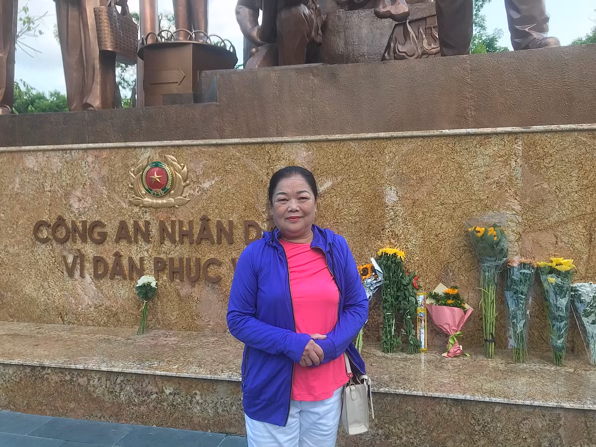 Nguoi dan xuc dong dat hoa tuong niem 3 chien si PCCC hy sinh-Hinh-9