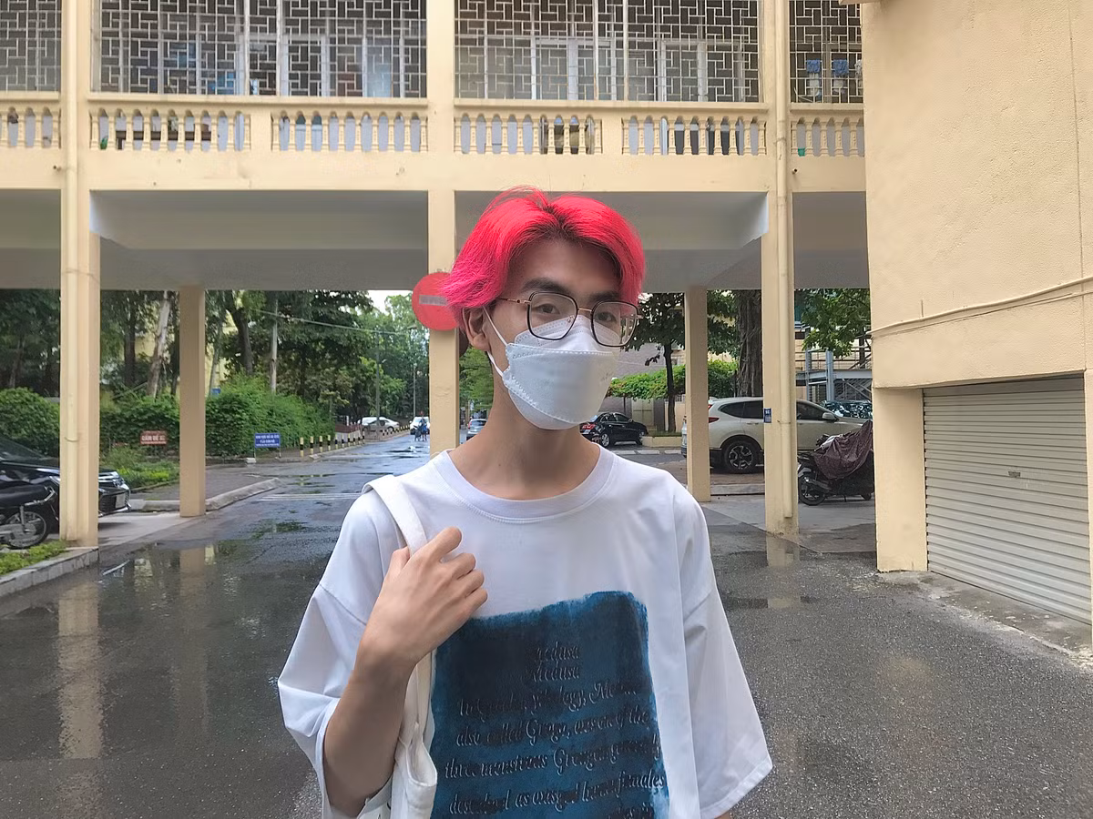 Thu khoa dau ra Dai hoc Kinh te noi gi giua on ao le tot nghiep?-Hinh-12