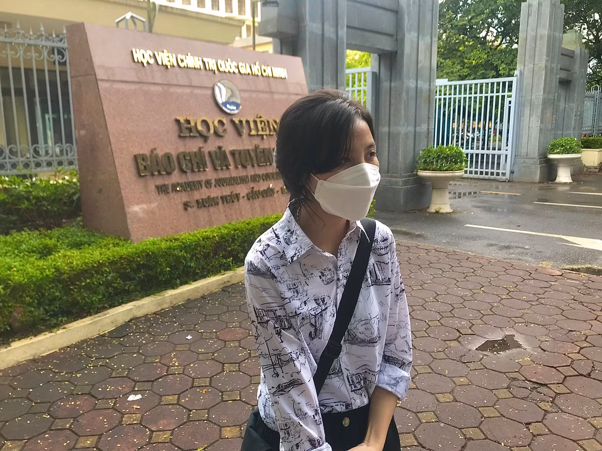 Thu khoa dau ra Dai hoc Kinh te noi gi giua on ao le tot nghiep?-Hinh-13