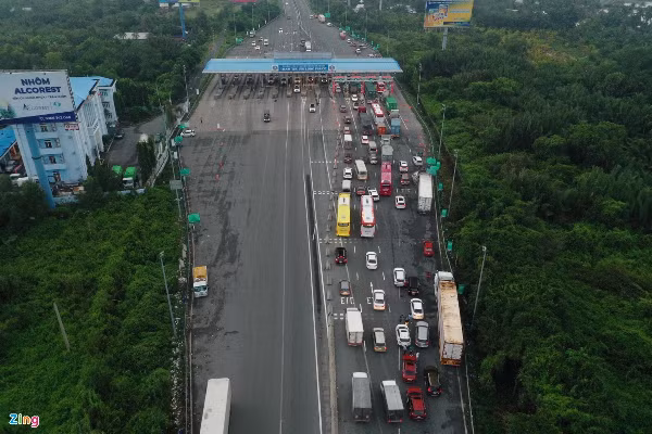 Lúc 6h20, dòng xe từ TP.HCM đổ về hướng quốc lộ 51 đi Đồng Nai, Vũng Tàu bắt đầu đông dần. Tình trạng ùn tắc kéo dài tới khoảng 8h.