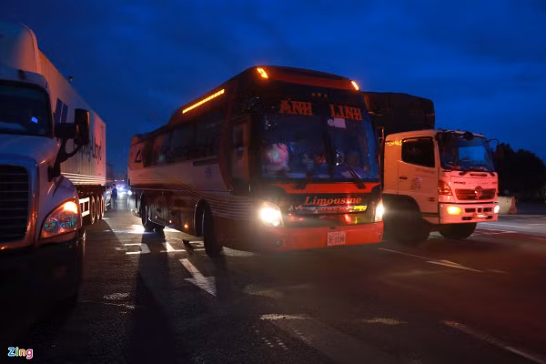 5h, một xe khách mang biển kiểm soát nước ngoài bị kẹt lại 30 phút do vướng thủ tục; Sau khi được các nhân viên hỗ trợ, xe này được qua trạm đúng quy định.