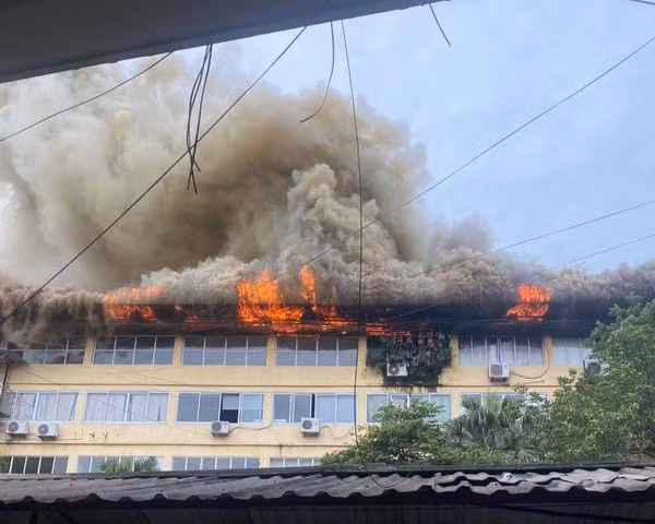  Dập tắt đám cháy tại văn phòng công ty ở Trường Chinh: Khoảng 6h52 ngày 10/8, ngay sau khi nhận được tin báo cháy tại ngõ 109 Trường Chinh (phường Phương Liệt, quận Thanh Xuân), lực lượng chức năng quận Hoàng Mai đã tới hiện trường. Đến 7h30 phút sáng, đám cháy được dập tắt hoàn toàn. Đám cháy xuất phát từ phòng làm việc tại tầng 5 thuộc Công ty Cổ phần Vật liệu xây dựng và xuất nhập khẩu Hồng Hà, may mắn không gây thiệt hại về người. Nguyên nhân các vụ cháy đang được cơ quan chức năng làm rõ. 