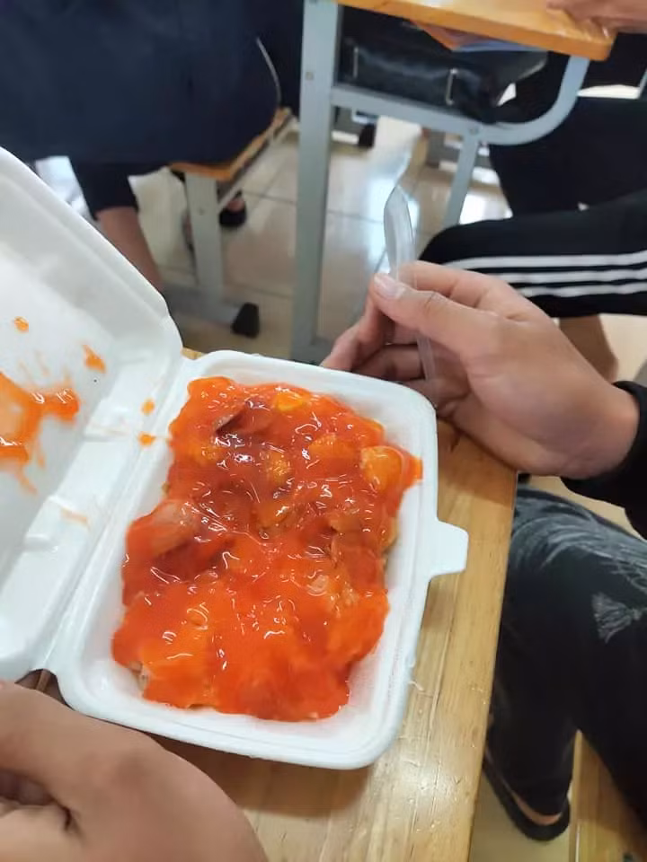 Đố biết món gì? Vui mồm xin cô bán xôi cho con nhiều tương ớt.