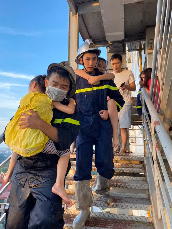 Ha Noi: Toan canh giai cuu 4 nguoi khoi dam chay tai chung cu-Hinh-5