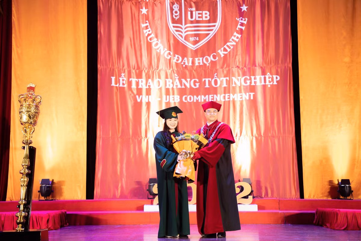 Thu khoa dau ra Dai hoc Kinh te noi gi giua on ao le tot nghiep?-Hinh-5
