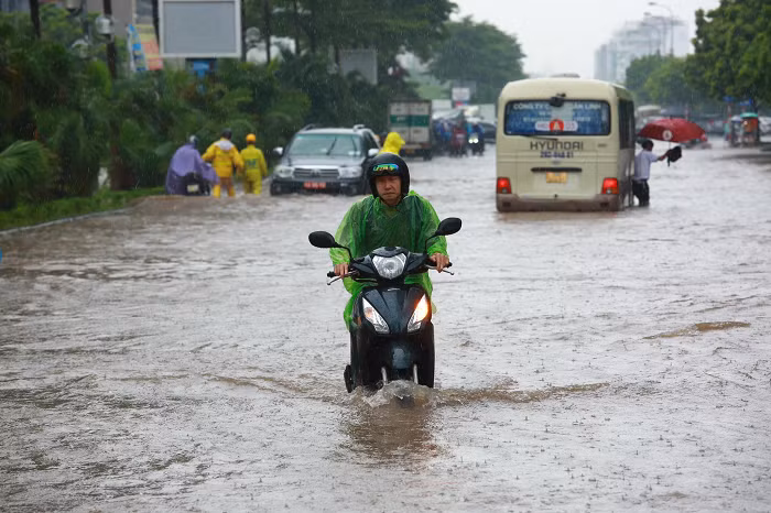 Người dân mệt mỏi vì phải di chuyển giữa những tuyến đường ngập sâu.