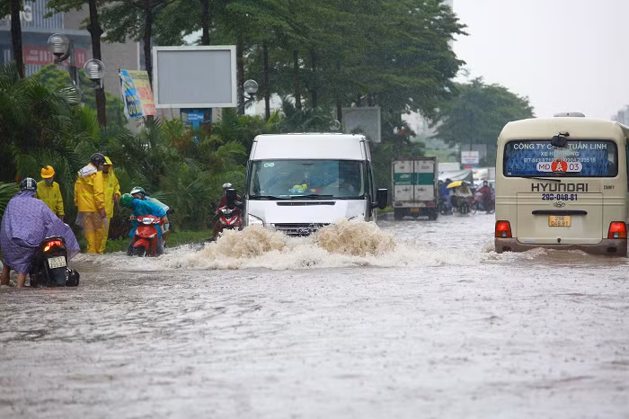 Các phương tiện di chuyển khó khăn do mực nước lên cao.