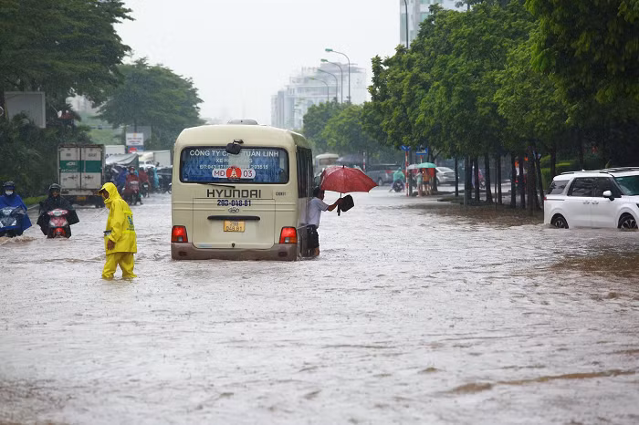 Theo ghi nhận của phóng viên, khu vực ngã tư Phạm Hùng đi Dương Đình Nghệ (quận Cầu Giấy) bị ngập nặng, gần như các phương tiện không thể di chuyển do nước ngập sâu.
