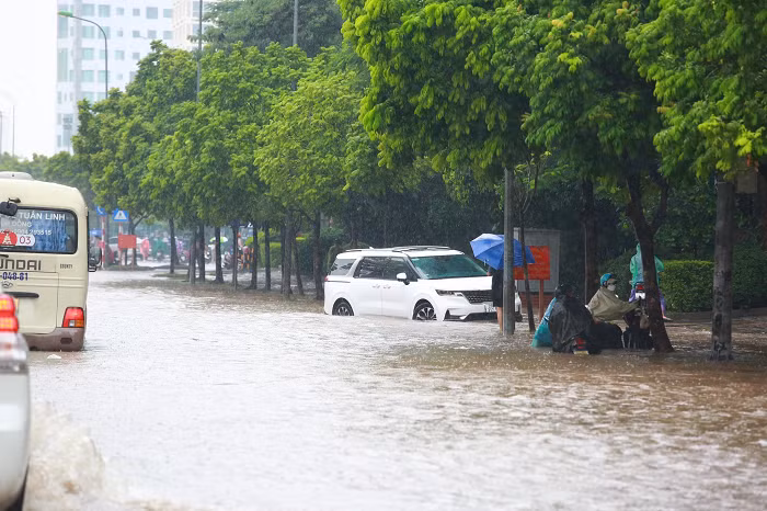 Người dân nên chú ý chuẩn bị kỹ những phương án đối phó với ngập lụt, mưa báo khi đi ra đường. >>> Mời độc giả xem thêm video Hà Nội mưa lớn và ngập úng diện rộng :