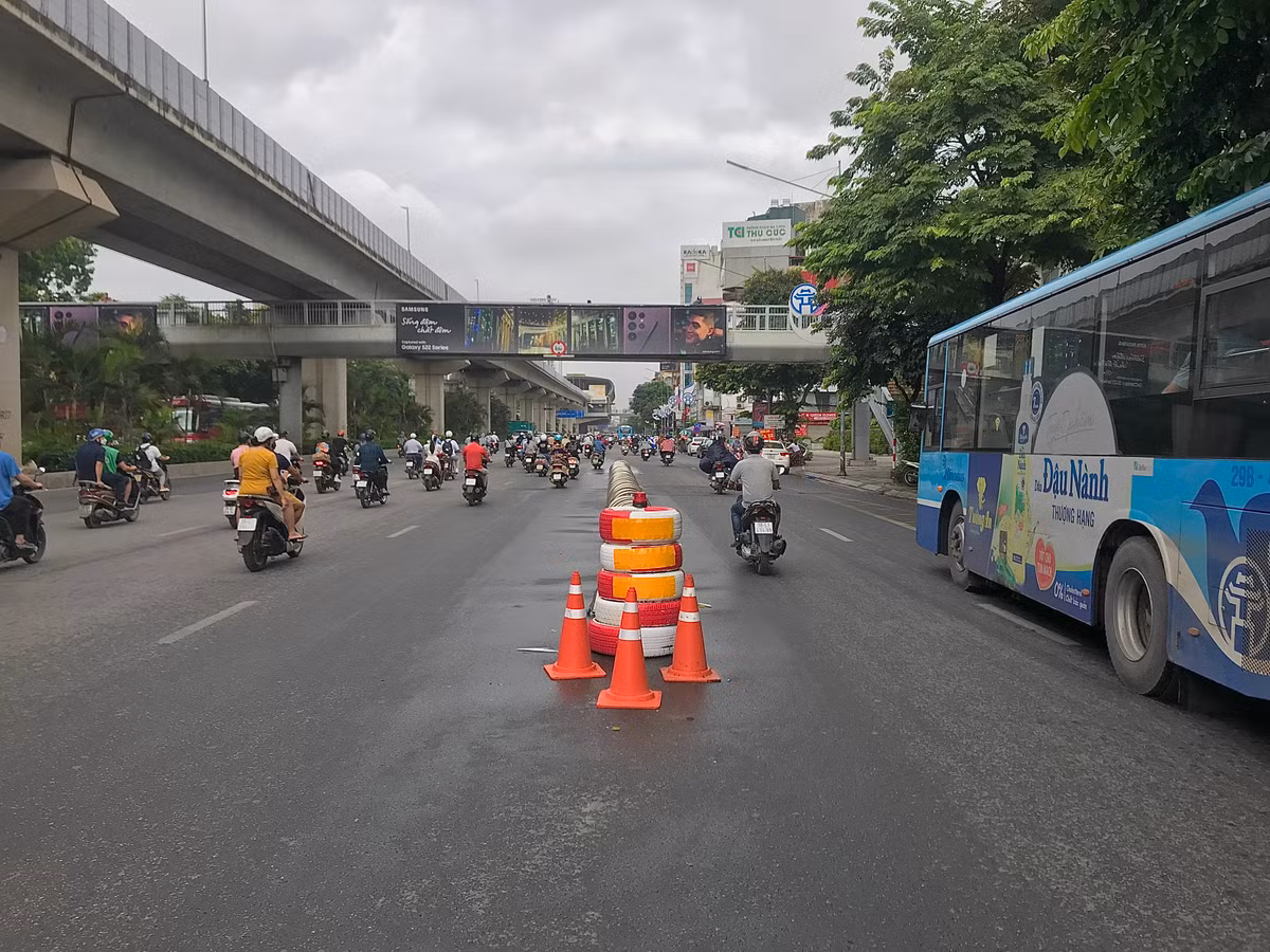 Đường Nguyễn Trãi, Hà Nội: Ngày đầu áp dụng phân làn cứng tách ô tô, xe máy Duong Nguyen Trai, Ha Noi: Ngay dau ap dung phan lan cung tach o to, xe may