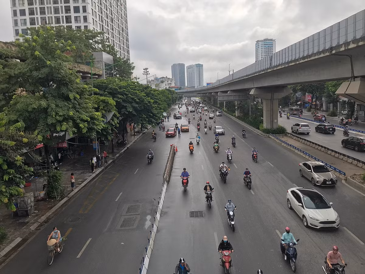 Đường Nguyễn Trãi, Hà Nội: Ngày đầu áp dụng phân làn cứng tách ô tô, xe máy - Hình 3 Duong Nguyen Trai, Ha Noi: Ngay dau ap dung phan lan cung tach o to, xe may-Hinh-3