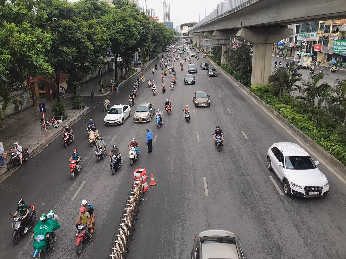 Đường Nguyễn Trãi, Hà Nội: Ngày đầu áp dụng phân làn cứng tách ô tô, xe máy - Hình 5 Duong Nguyen Trai, Ha Noi: Ngay dau ap dung phan lan cung tach o to, xe may-Hinh-5