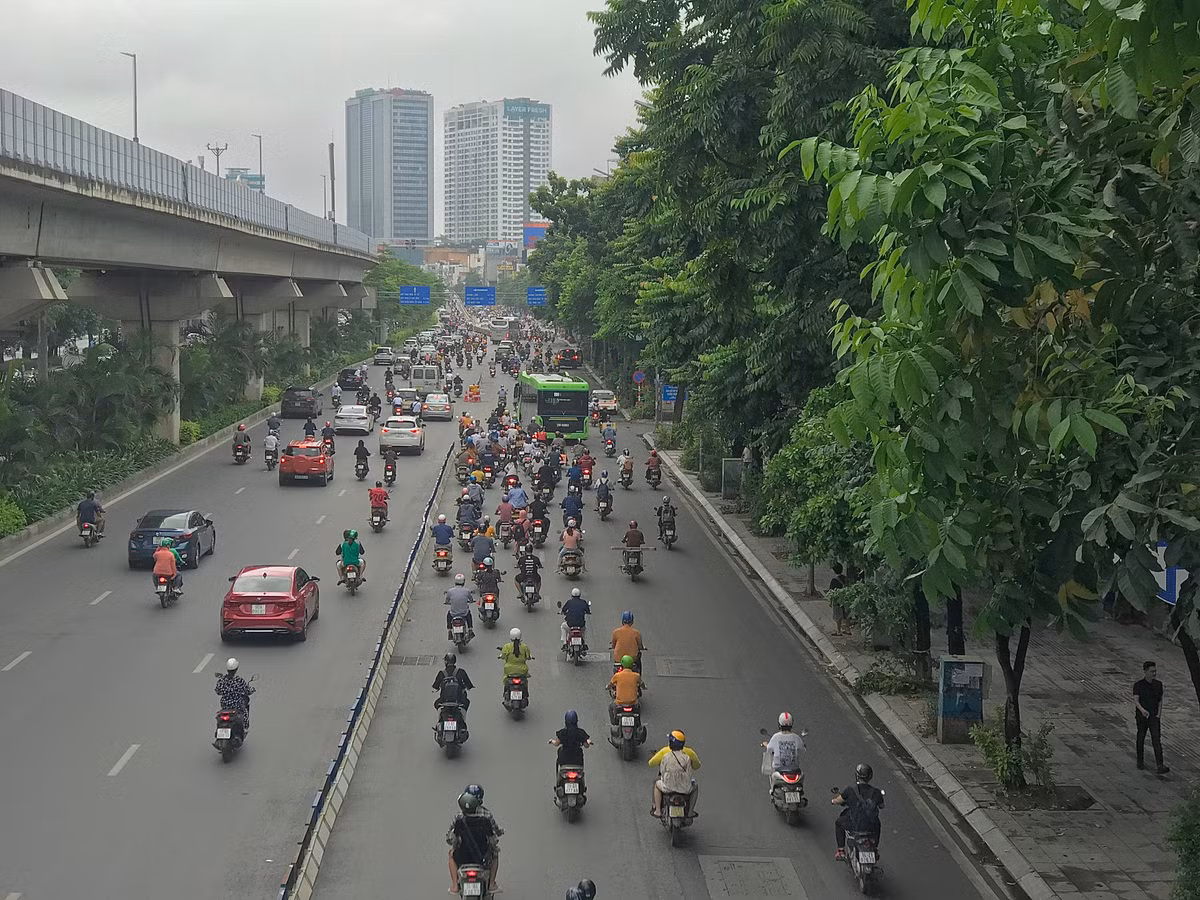 Đường Nguyễn Trãi, Hà Nội: Ngày đầu áp dụng phân làn cứng tách ô tô, xe máy - Hình 2 Duong Nguyen Trai, Ha Noi: Ngay dau ap dung phan lan cung tach o to, xe may-Hinh-2