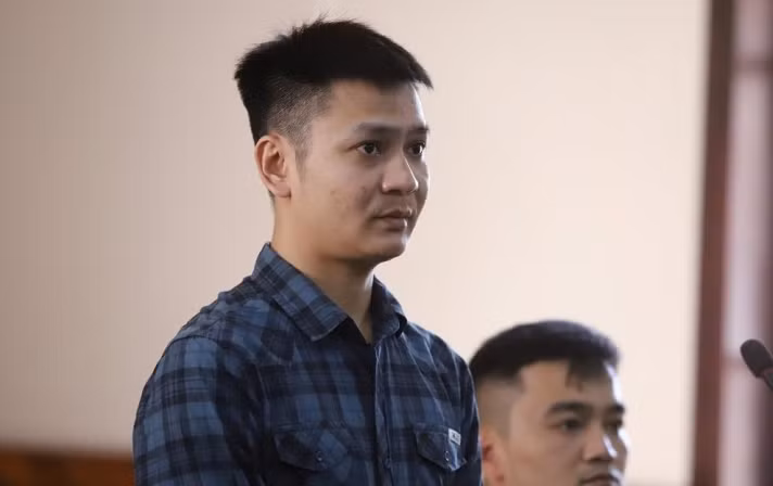  Bức xúc vì cha thường xuyên lấy trộm tiền, con lấy dao đuổi chém cha nhiều nhát rồi bỏ trốn: Ngày 31/8, Công an huyện Nhơn Trạch đang tạm giữ hình sự Vũ Tiến Khương (28 tuổi, ngụ thị trấn Hiệp Phước, huyện Nhơn Trạch, tỉnh Đồng Nai), nghi phạm chém ông Vũ Công Khiển (57 tuổi, cha ruột của Khương). Mâu thuẫn xuất phát từ việc ông Khiển lấy trộm tiền đi mua ma túy về sử dụng và thường cho người về nhà quậy phá. Trưa 26/8, khi thấy cha đang ngủ trên giường ở phòng khách, Khương lấy dao đuổi chém khiến ông Khiển bị nhiều vết thương ở lưng và tay. Sau đó, Khương đã đến công an đầu thú. >>> Mời độc giả xem thêm video Bé gái 5 tuổi tử vong nghi bị H.I.Ế.P D.Â.M, bóp cổ đến chết ở Bà Rịa – Vũng Tàu: