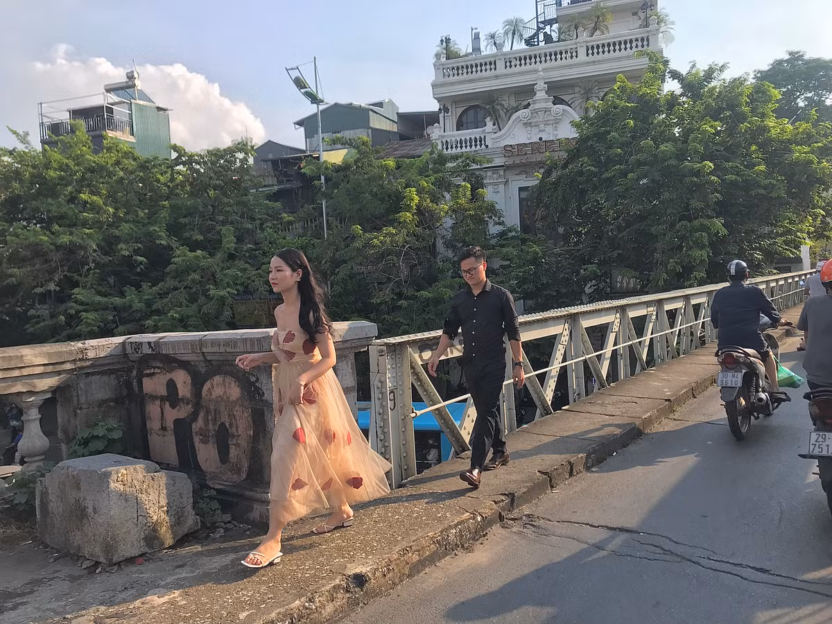 Đáng chú ý, nhiều vị trí tấm đan đã bị vỡ, trơ lõi sắt nên không chịu được tải trọng lớn khi có nhiều người đi lên cùng lúc.
