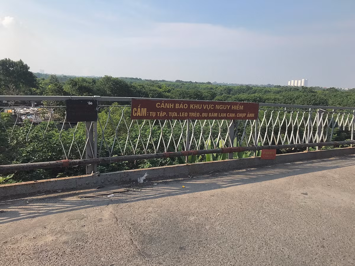 Những cảnh báo như tụ tập, tựa, leo trèo, chụp ảnh trên cầu Long Biên bị người dân “ngó lơ”.
