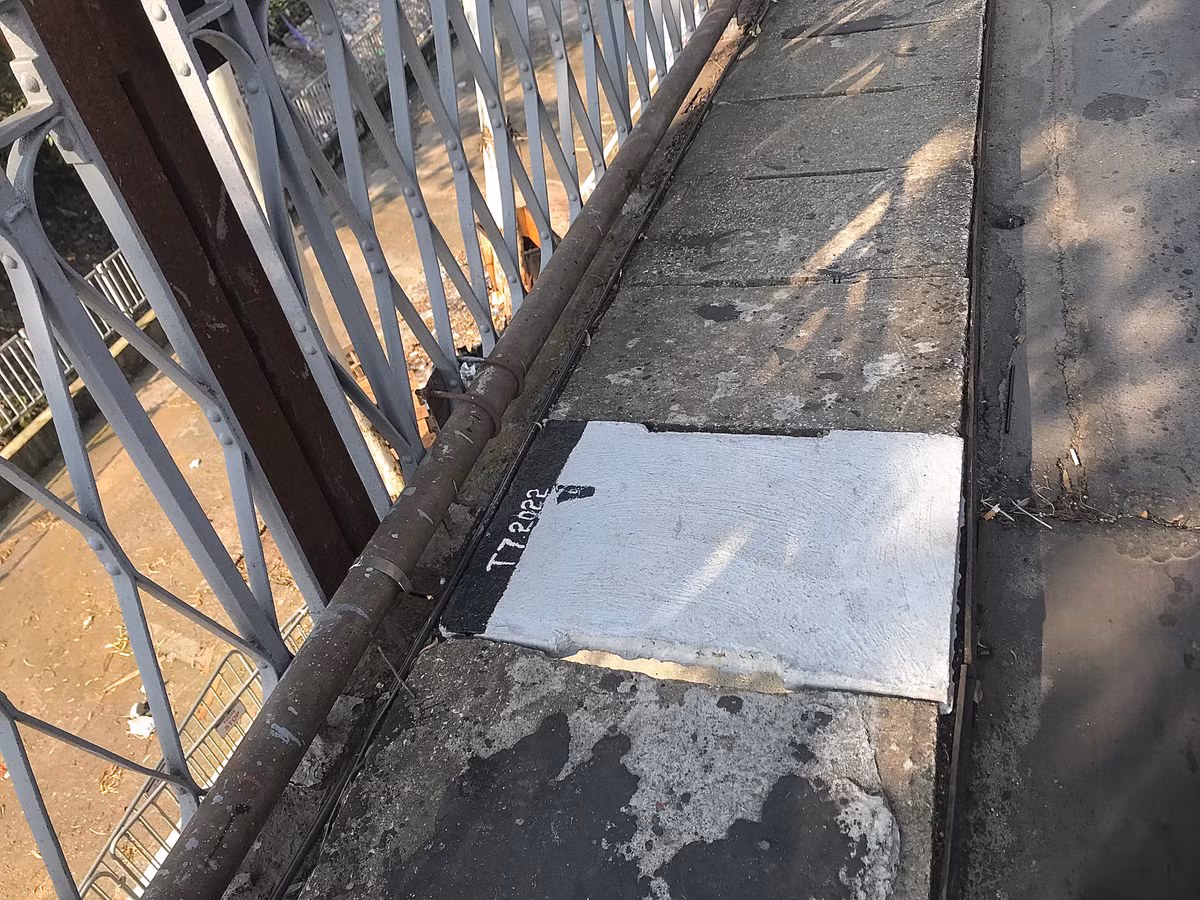 Sau sự cố sụt tấm đan bê tông gây thủng cầu Long Biên hồi cuối tháng 5 vừa qua, để tránh nguy hiểm, cơ quan chức năng đã gắn biển cấm đi bộ ở hai đầu cầu. 