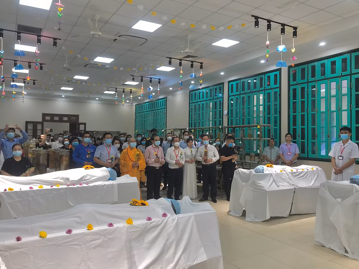 Lễ dâng hoa tri ân những người đã hiến thân thể cho Y học.