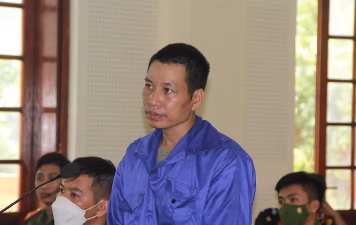  Lĩnh án tử vì thùng mì tôm bí mật: Ngày 17/8, TAND tỉnh Nghệ An tuyên án tử hình đối với bị cáo Lê Văn Bốn (SN 1989), trú xã Môn Sơn, huyện Con Cuông về tội “Mua bán trái phép chất ma túy”. Theo cáo trạng, tháng 12/2021 trong lần sang Lào ăn tết cùng người thân, Bốn gặp Công. Người này nói có ma túy và nhờ tìm khách mua. Ngày 16/1/2022, Bốn đi lấy thùng mì tôm chứa ma túy từ Công rồi đến khu vực đập Phà Lài, thuộc xã Môn Sơn đợi khách lấy ma túy. Khi Bốn đang giao ma túy cho khách thì bị công an phát hiện, bắt giữ. Tang vật vụ án là 150 gói ma túy hồng phiến (khối lượng hơn 3kg).