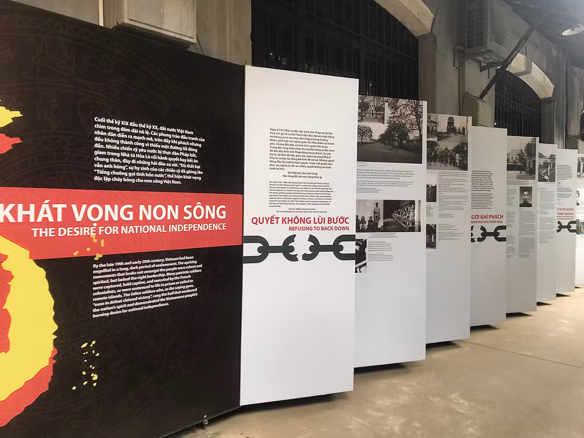 Một nhân viên bán hàng lưu niệm trong di tích chia sẻ: “Thời gian gần đầy lượng du khách tăng đột biến. Trước đa phần là khách nước ngoài, nhưng bây giờ có nhiều các bạn trẻ”.