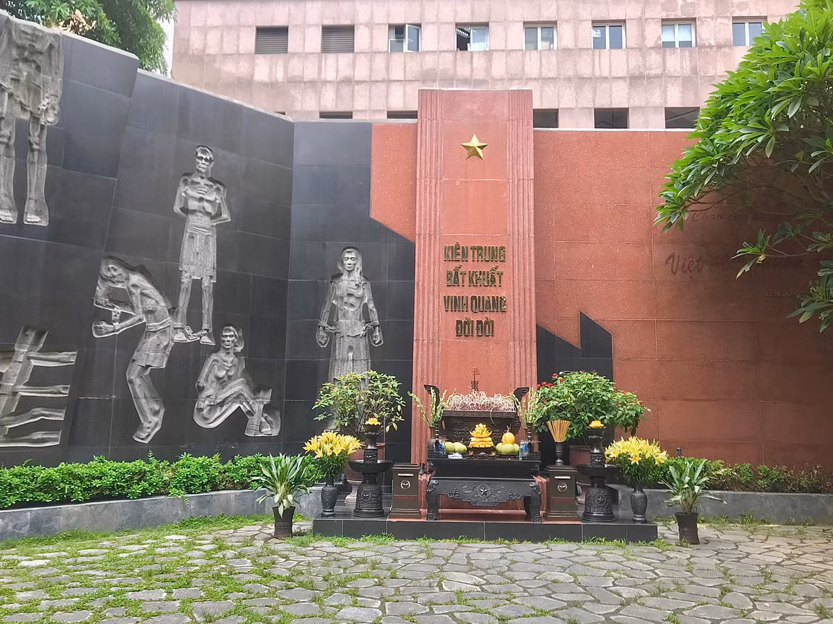Có thể nói, việc khu di tích lịch sử Nhà tù Hoả Lò tạo ra các sản phẩm du lịch mới lạ, tận dụng sức ảnh hưởng của các nền tảng mạng xã hội để truyền thông đã giúp di tích thành công trong việc đưa lịch sử gần hơn đến với công chúng.