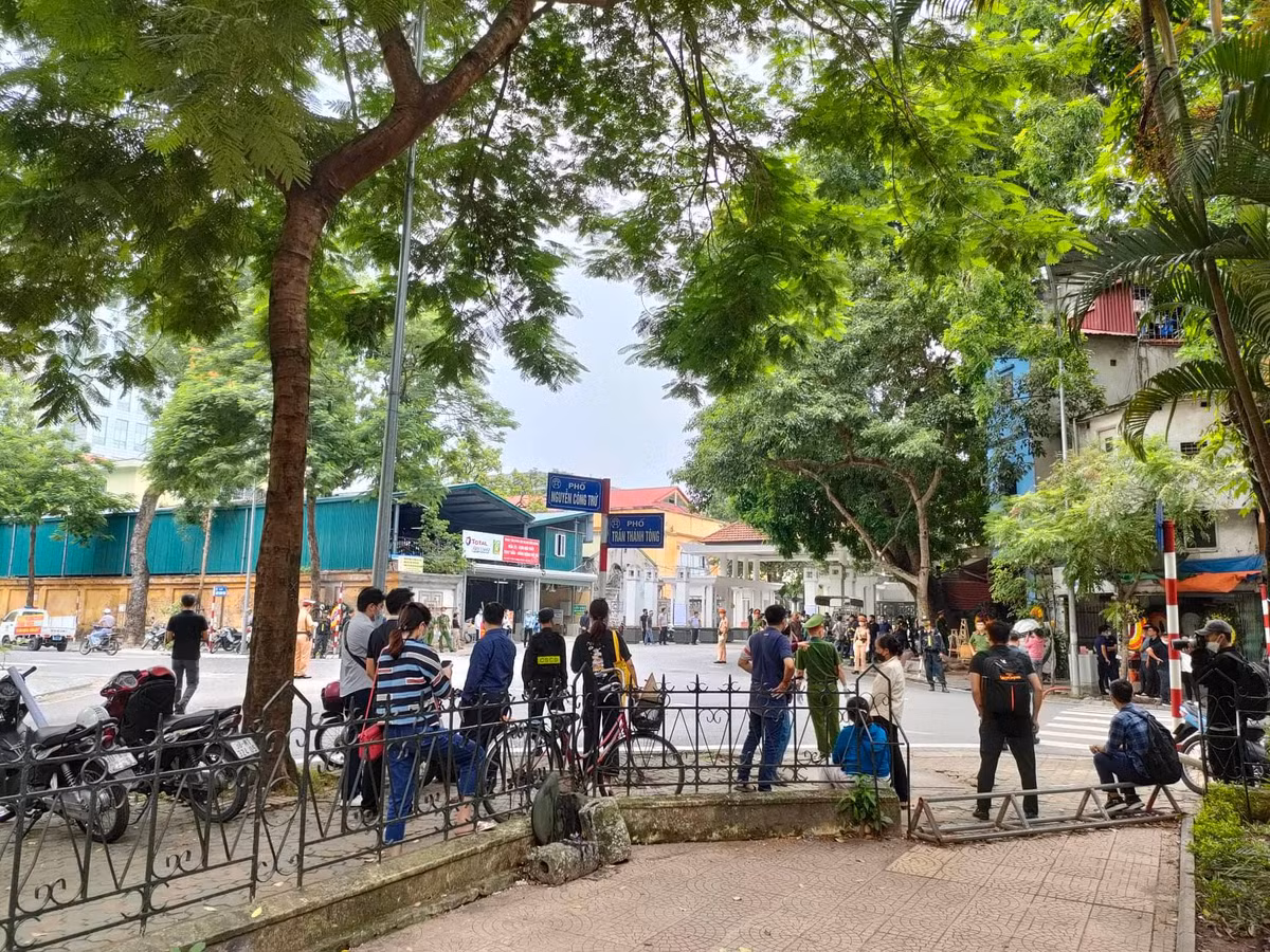 Trước đó, vào sáng 5/8, tại Nhà tang lễ Bệnh viện 198, phố Trần Bình, quận Cầu Giấy, TP Hà Nội, Đảng ủy và lãnh đạo Công an TP Hà Nội, Công an quận Cầu Giấy đã tổ chức trọng thể lễ tang 3 cảnh sát hy sinh trong khi làm nhiệm vụ chữa cháy quán karaoke ở 231 Quan Hoa, Cầu Giấy, Hà Nội, theo nghi thức của lực lượng Công an nhân dân.