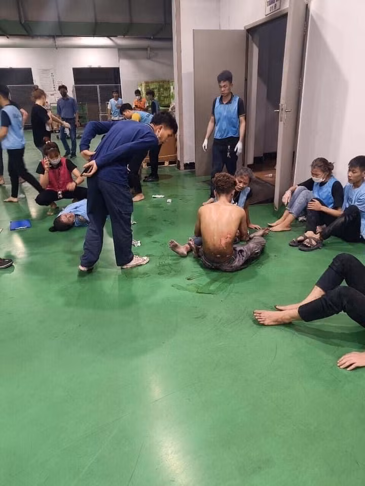  Bắc Ninh: Nổ ống tháp xử lý khí, 34 người bị thương: Khoảng 9h10 ngày 30/8, đường ống tháp xử lý khí tại tầng 3 công ty TNHH Seojin Auto, địa chỉ Lô 5, khu công nghiệp Đại Đồng - Hoàn Sơn, phường Tân Hồng, thành phố Từ Sơn, tỉnh Bắc Ninh bất ngờ phát nổ. Vụ nổ khiến nhiều cửa kính vỡ vụn, mảnh vỡ vương vãi khắp nơi, người hoảng loạn. Theo thống kê ban đầu, có 34 người bị thương, đã được cấp cứu, phần lớn bị bỏng ngoài da. Hiện sức khỏe của các nạn nhân tạm thời ổn định, không nguy kịch đến tính mạng.