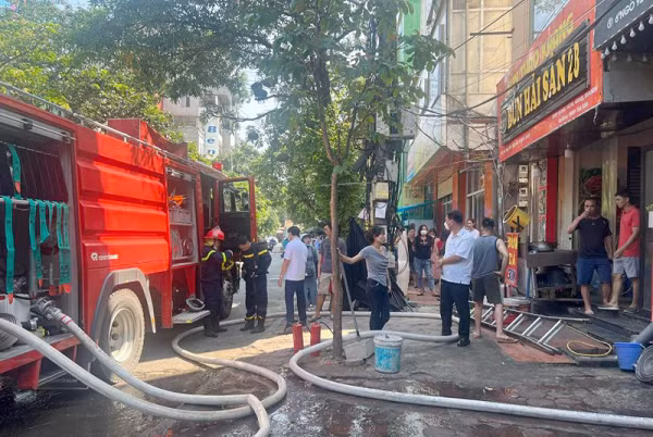  Cứu thoát 2 người mắc kẹt trong ngôi nhà bị cháy: Sáng ngày 1/8, đám cháy xảy ra tại ngôi nhà số 6A ngõ 92 đường Nguyễn Khánh Toàn, phường Quan Hoa, quận Cầu Giấy (Hà Nội). Sau nỗ lực của các lực lượng đã cứu 2 người mắc kẹt trên tầng 4 thoát ra ngoài an toàn. Đến 9h15 cùng ngày đám cháy đã được dập tắt, may mắn không có thiệt hại về người.