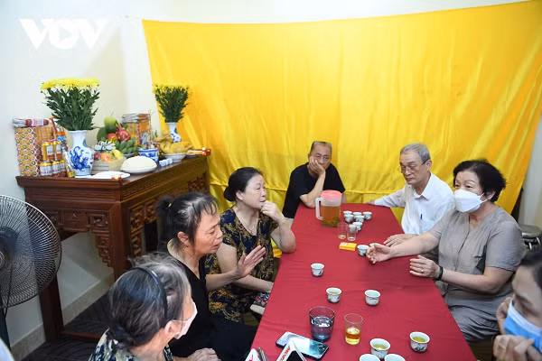 Từ khi nghe tin Thượng tá Quân hy sinh khi đang đi cứu hỏa, người dân cùng khu phố liền kề với gia đình Thượng tá Đặng Anh Quân không khỏi xót xa. Theo nhiều người dân ở đây, Thượng tá Đặng Anh Quân là người rất hiếu thảo, sau giờ làm thì về ngay nhà phụ giúp mẹ dọn hàng quán, chăm lo cho gia đình êm ấm, hay giúp đỡ bà con lối phố, sống không một điều tiếng gì. (Ảnh: VOV)