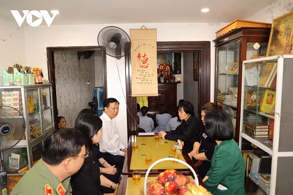 Sáng 2/8, Chủ tịch UBND TP Hà Nội cũng yêu cầu khẩn trương có hình thức truy tặng khen thưởng các cán bộ, chiến sỹ PCCC đã hy sinh bảo vệ nhân dân. (Ảnh: VOV)