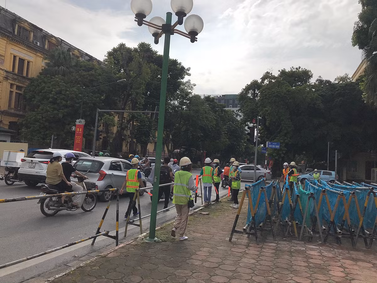 Rào chắn được vận chuyển ra nơi tập kết.