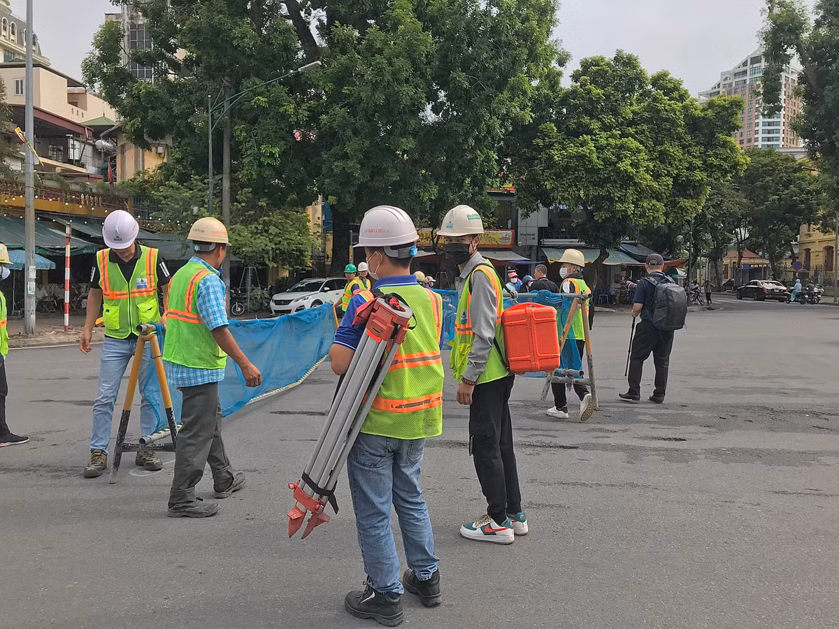 Chuẩn bị dựng rào chắn tạm thời.