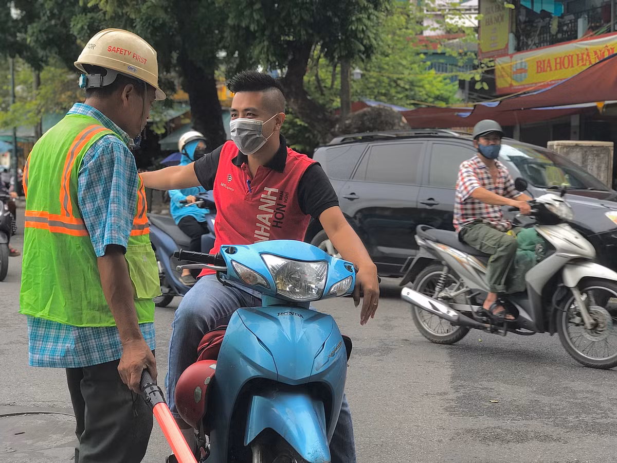 Đồng thời hướng dẫn người dân lưu thông, tránh xảy ra ùn tắc.
