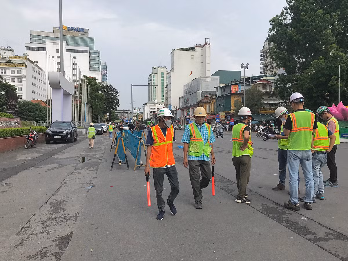 Cô N. (60 tuổi), người dân bán hàng trên đường Trần Hưng Đạo chia sẻ: "Làm gì cũng được, nhưng cứ làm nhanh lên. Rào chắn được 3 năm nay rồi nhưng vẫn chưa xong làm ảnh hưởng đến tất cả người dân sống ở đây. Các nhà mặt đường không cho thuê được vì rào chắn, người thuê nhà cũng chuyển đi nơi khác vì di chuyển bất tiện. Bản thân cô đi chợ cũng phải đi đường vòng rất lâu".