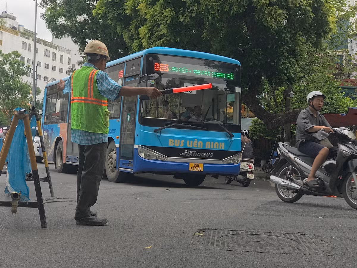 Xe cấp cứu, xe chở bệnh nhân… có nhu cầu vào Bệnh viện tim Hà Nội được phép lưu thông 2 chiều trên tuyến đường Yết Kiêu - Trần Hưng Đạo đoạn từ Cổng viện Tim Hà Nội đến Quán Sứ.