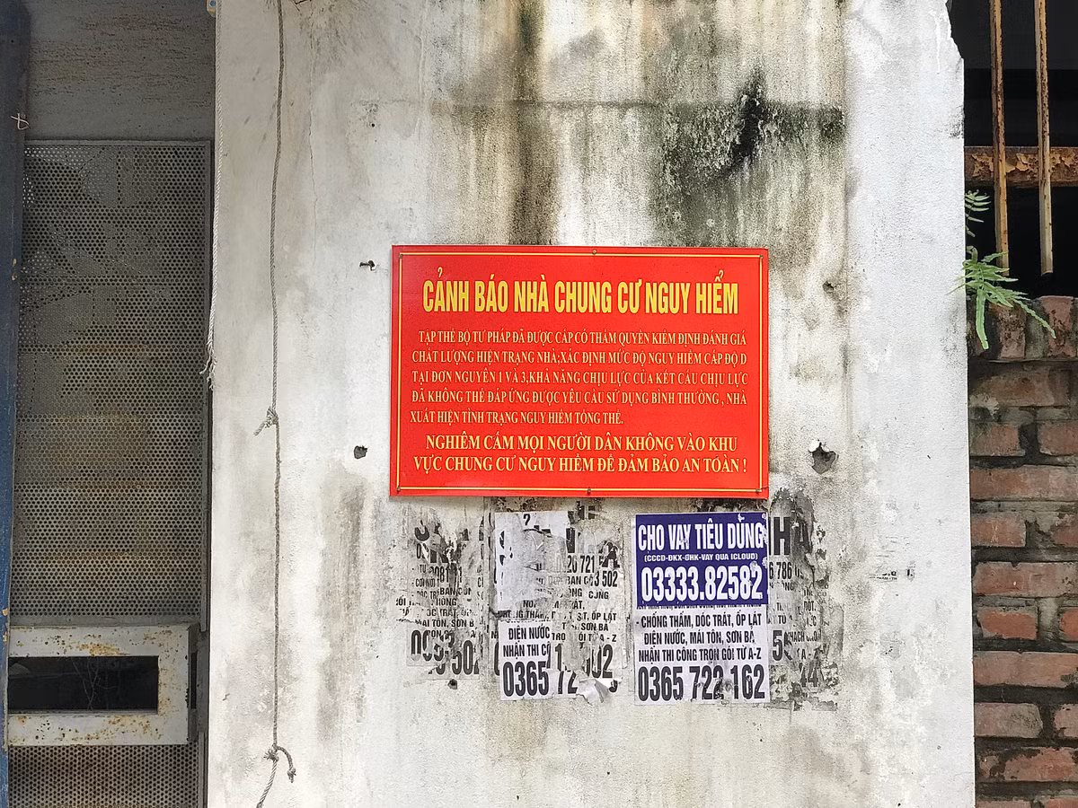 Khu tập thể được dán cảnh báo mức độ nguy hiểm không thể đáp ứng được yêu cầu sử dụng bình thường.