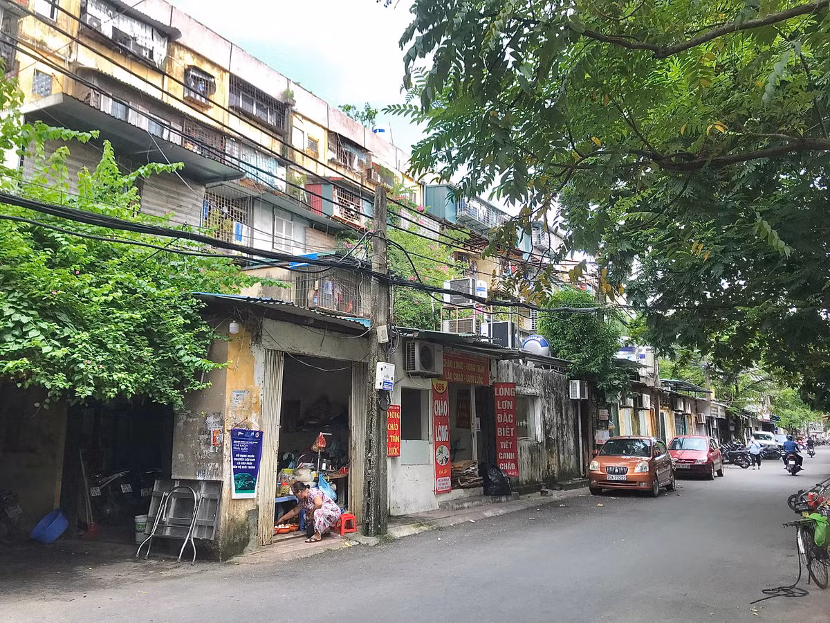 Lối vào các tầng của nhiều hộ gia đình tường đã bong tróc và phải chắp vá bằng các thanh tre, gỗ để lấp lỗ hổng mép tường. Toàn bộ 5 tầng của khu chung cư đều đang được chống đỡ bằng các cột thép chịu lực.