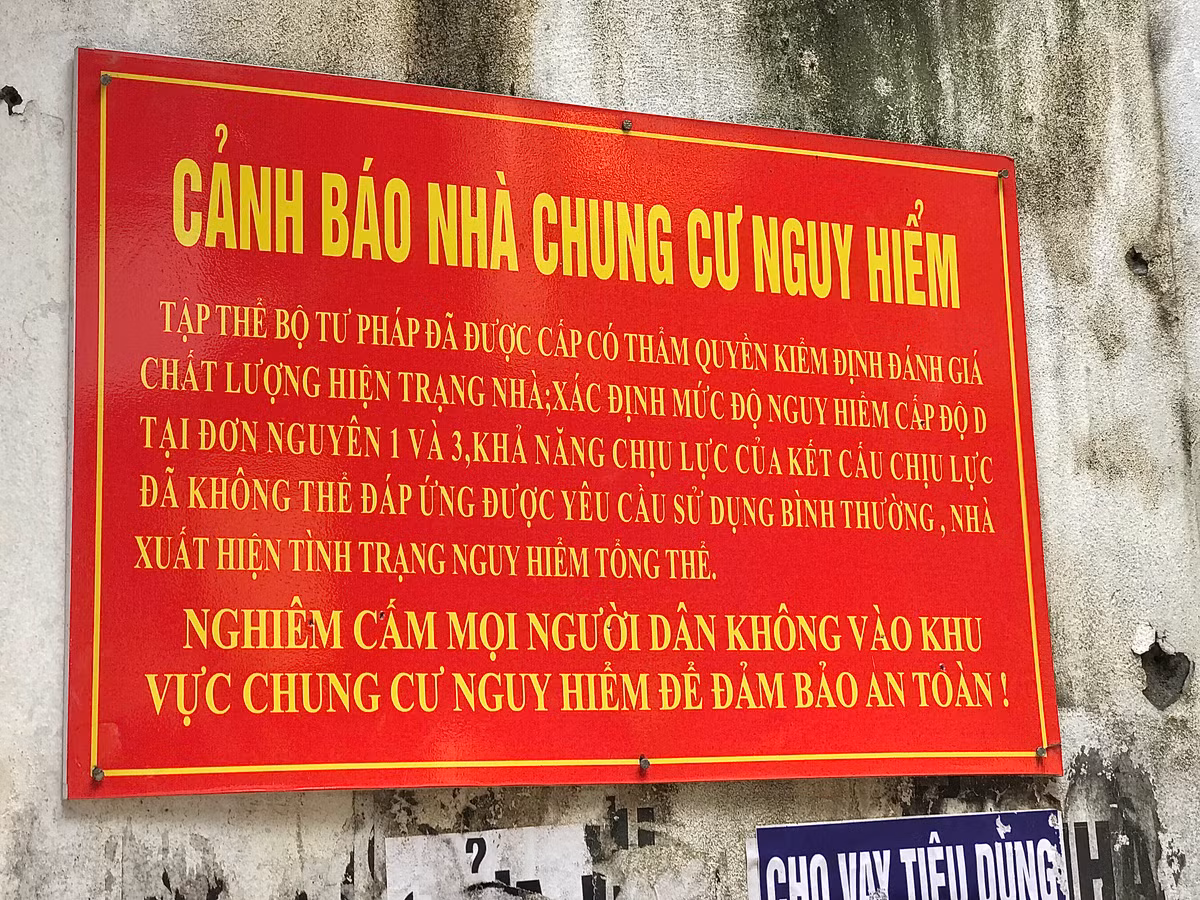 Theo kế hoạch cải tạo chung cư cũ trên địa bàn giai đoạn 2021-2025 do UBND Hà Nội ban hành, thành phố sẽ xây dựng lại 6 khu chung cư nguy hiểm cấp D. Hộ dân còn ở lại trong các nhà tập thể cũ tại quận Ba Đình, Đống Đa thuộc cấp độ nguy hiểm sẽ được hoàn tất di dời trong quý I/2022.